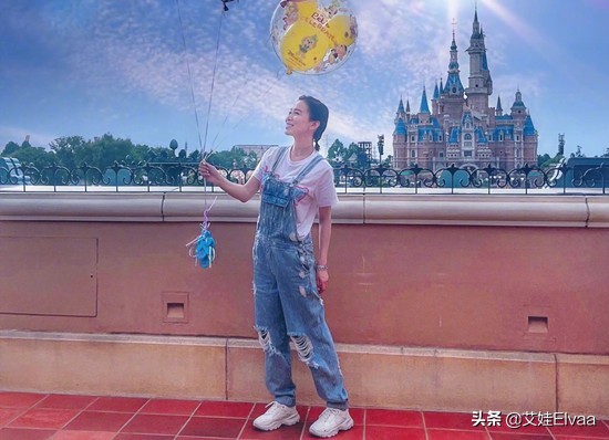 佘詩曼也太愛美了，大冬天穿連帽外套配舊靴趕機，打扮清涼真窈窕