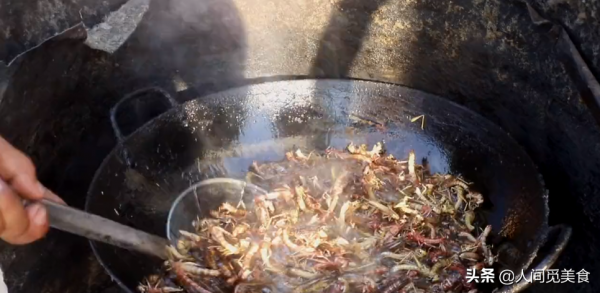 河北大叔當街賣重口味小吃,50元1斤現炸現吃,很多人都不敢吃 河北大叔當街賣重口味小吃,50元1斤現炸現吃,很多人都不敢吃