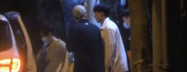 何炅與黃磊深夜聚餐 臨別拉扯寒暄顯不捨