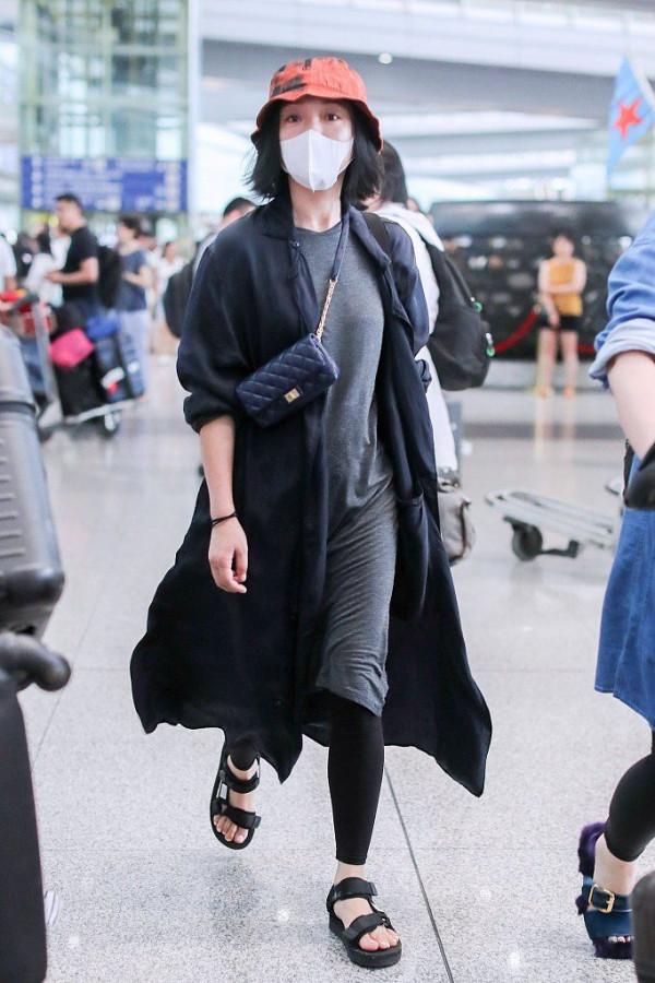 周迅走機場都穿老年背心了，穿的衣服都起皺起球，有這麼節儉？