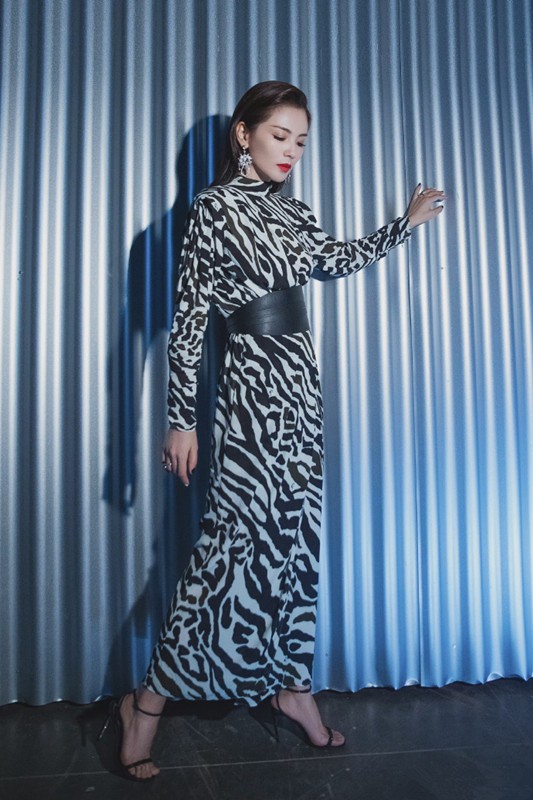 劉濤真給70後長臉！虎紋裙配大紅唇驚豔動人，把哥哥的風頭都搶了