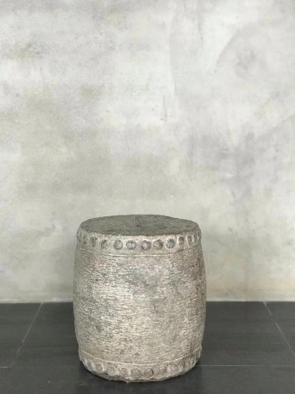 繡墩，上下鼓釘飽滿，