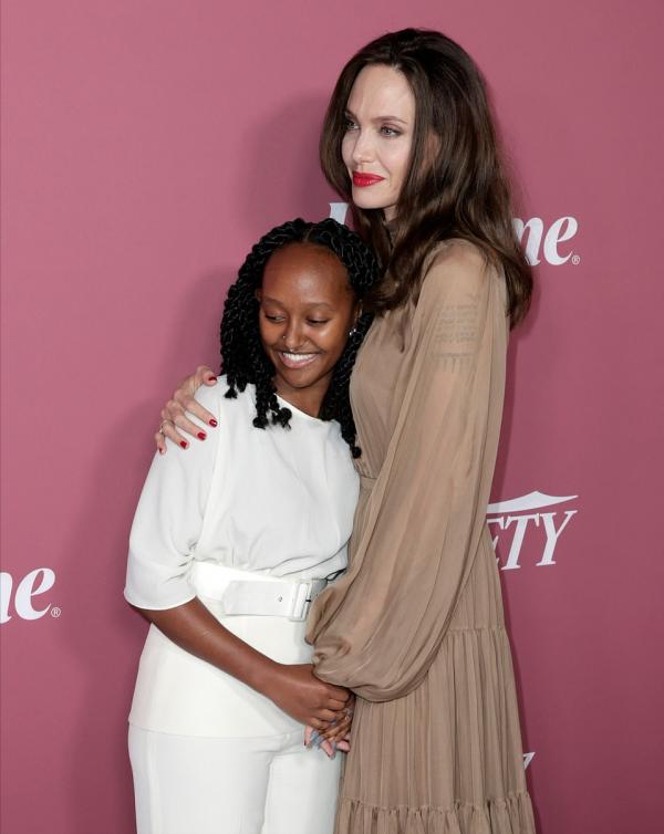 朱莉帶女兒閃耀紅毯!她塗大紅唇真驚豔,16歲非洲養女大額頭搶鏡 朱莉帶女兒閃耀紅毯!她塗大紅唇真驚豔,16歲非洲養女大額頭搶鏡