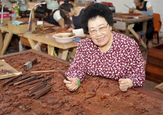 嫁給&quot;唐僧&quot;的陳麗華，靠紫檀賺500億身家，北京一環擁有半條街