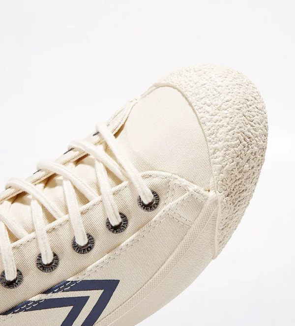 楊冪又帶火了“回力鞋+裙子”！巨美巨顯腿細，絕了