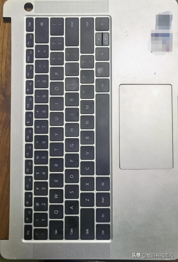 華為老榮耀電腦，工業設計有點差，為了幾個按鍵換了整個C面