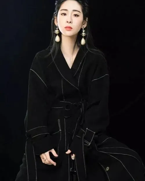 張碧晨身材好，顏值也不差也會“穿”，但為何總是給人老氣的感覺