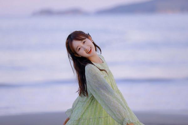 李子璇綠紗裙海邊寫真大片曝光 牽狗狗俏皮甜笑元氣滿滿 李子璇綠紗裙海邊寫真大片曝光 牽狗狗俏皮甜笑元氣滿滿