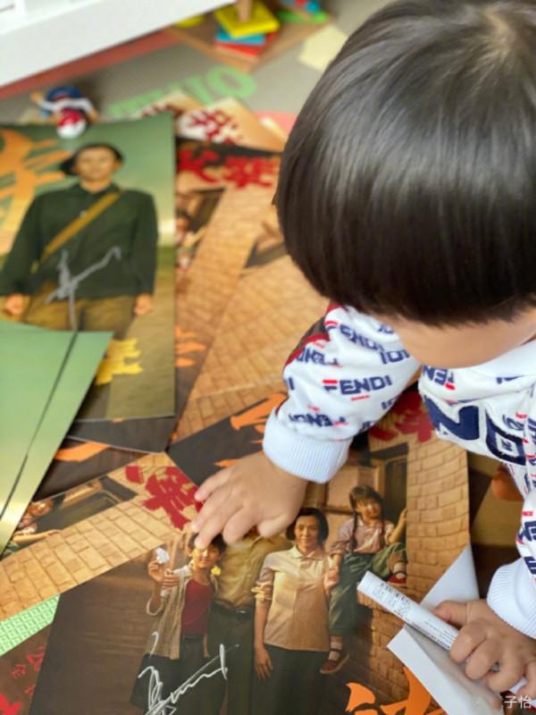 章子怡被兒子搶簽名筆直呼小搗蛋，弟弟親吻媽媽電影海報萌化了