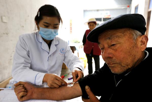 67歲大爺哭訴：退休金5600的我，現在連5塊錢的煙都買不起，想哭