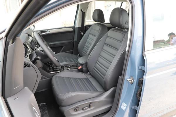 6座佈局&plus;主動剎車，百公里油耗6&period;3升，實拍大眾途安L頂配版