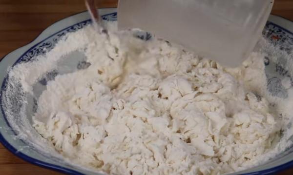 白菜里加2個雞蛋，不炒不燉，簡單一做，比吃肉還香，出鍋就搶光