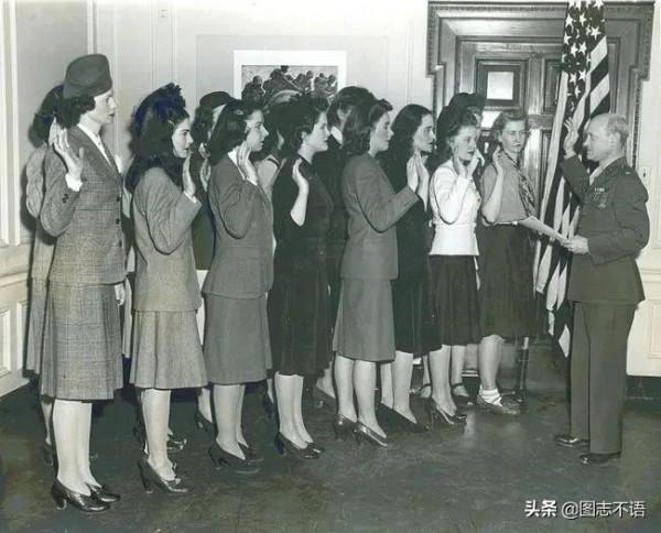 老照片：修車的英國女王，希特勒的小學畢業照，檳榔西施招攬顧客