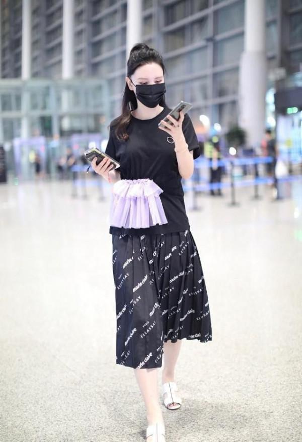 張萌穿衣挺隨性的,素色T恤配熒光邊,白皙肌膚被襯得清清楚楚 張萌穿衣挺隨性的,素色T恤配熒光邊,白皙肌膚被襯得清清楚楚