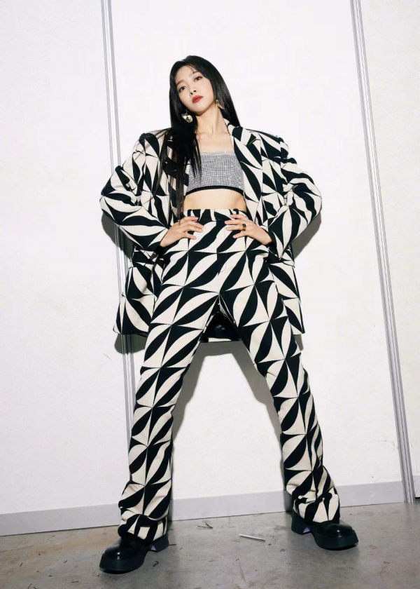 明星跨年禮服太內卷！baby楊冪高定爭鋒，唐嫣快被甩出85花