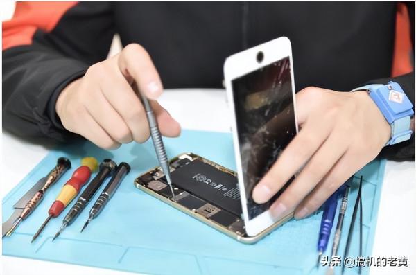 2022年還有年輕人在用功能機！難道用不起智慧機？網友：格局小了