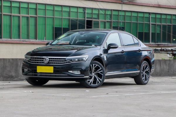 20萬預算買合資B級車，2&period;0T動力省油好開，大眾邁騰是你的菜嗎？