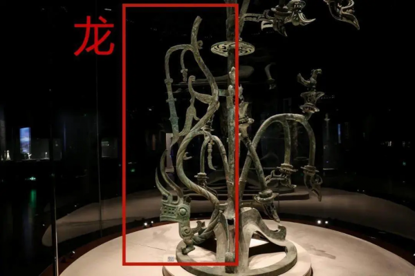 破譯三星堆：青銅大立人拿的是什麼？龍鳳圖騰起源於蛇鳥崇拜？