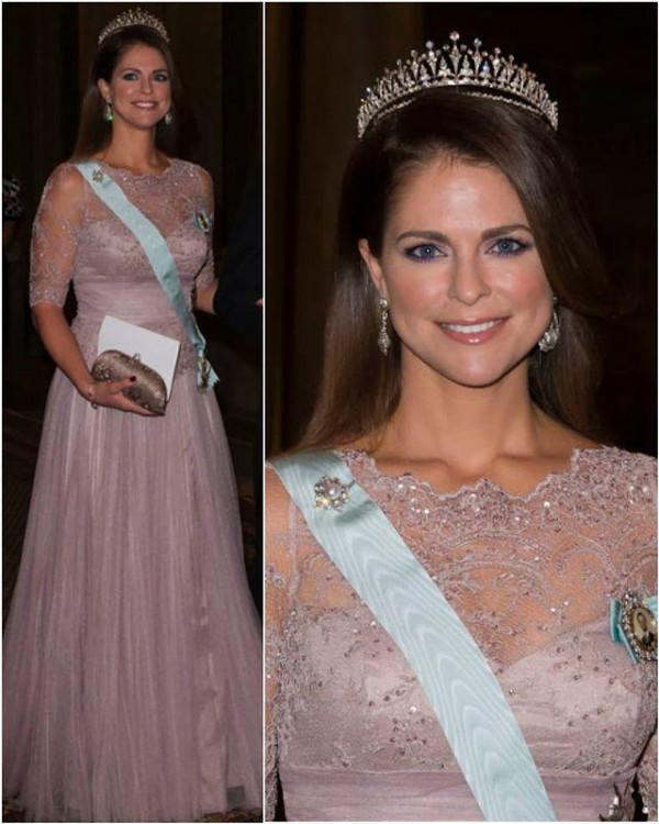 瑞典瑪德琳公主顏值太高，穿著水藍色禮服仙氣飄飄，頭戴王冠優雅