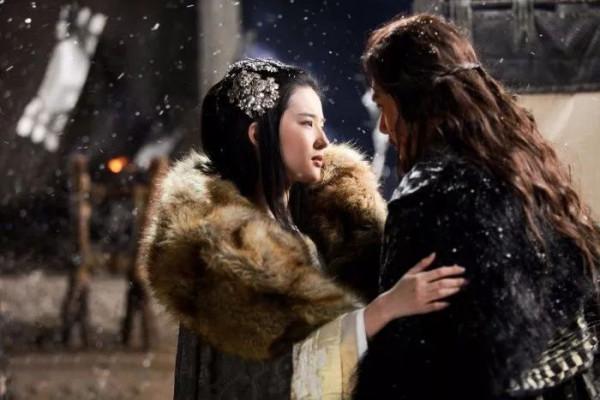 霸王別姬並不是美好的愛情故事，如果虞姬不自殺，項羽就會殺掉她