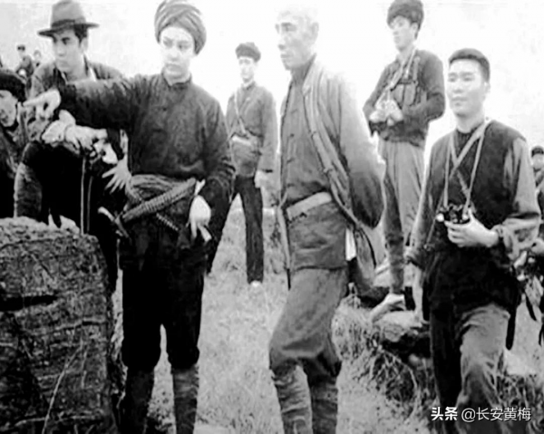 1949年，一架國民黨運鈔機墜毀湘西，掉落10萬銀元害慘百姓