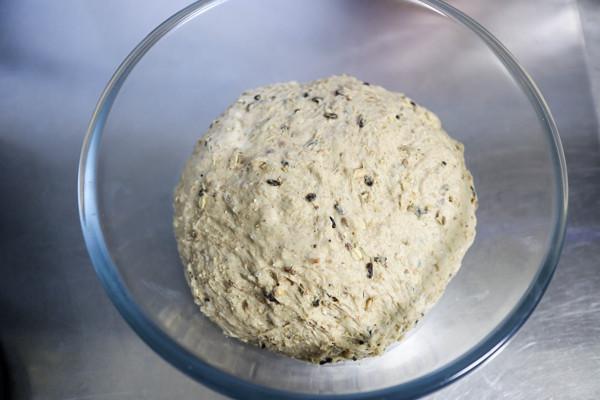 想吃歐包有啥難的，懶人做法烤出6個多谷麵包，2天的早餐不愁了