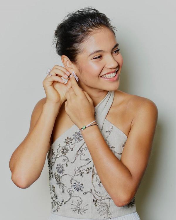 18歲華裔網球少女成紅毯寵兒！一身水鑽白裙亮相時裝週，笑容超甜