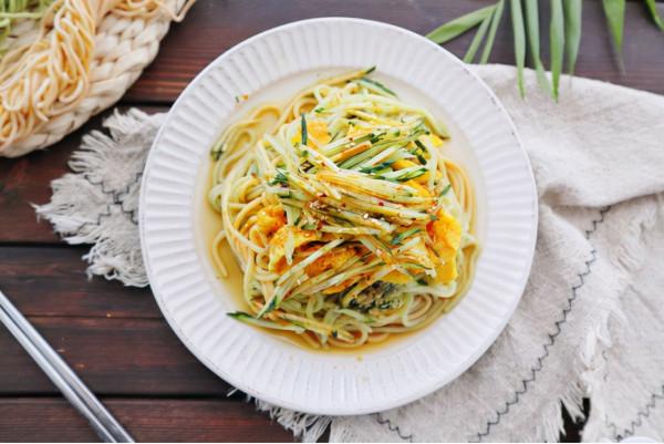 沒食慾就吃的蒜汁撈麵,河南經典,筋道又爽口 沒食慾就吃的蒜汁撈麵,河南經典,筋道又爽口