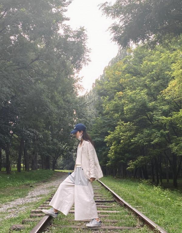 趙今麥也喜歡慵懶國風 西服配亞麻闊腿褲展現復古文藝範兒 趙今麥也喜歡慵懶國風 西服配亞麻闊腿褲展現復古文藝範兒