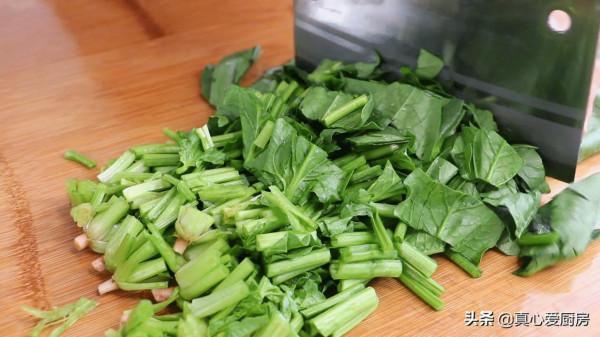 菠菜中淋入2個雞蛋，頭次見這種做法，不炒不涼拌，出鍋瞬間搶光