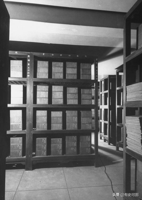 1946年的午門外停滿了汽車，太和殿上放著袁世凱的“西洋寶座”