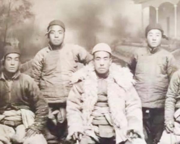 匪首為報復紅軍,曾五次帶人挖賀龍將軍祖墳,老巢所藏物令人咋舌 匪首為報復紅軍,曾五次帶人挖賀龍將軍祖墳,老巢所藏物令人咋舌