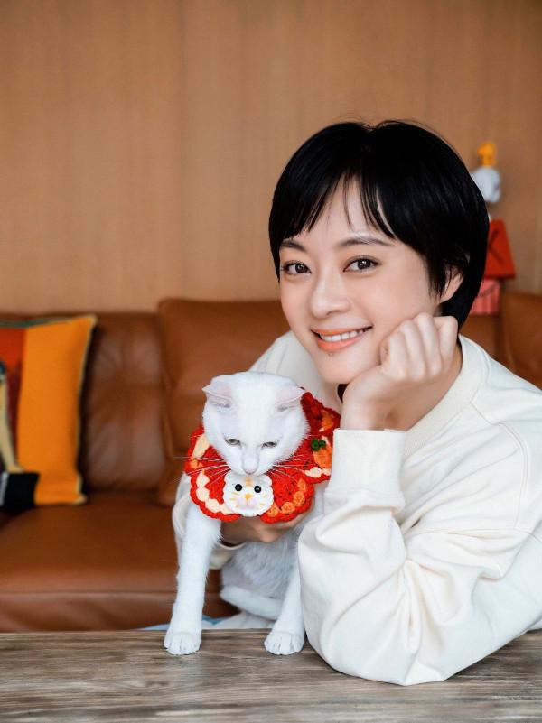 孫儷新年&OpenCurlyDoubleQuote;全家福&rdquo;好特別！穿衛衣和貓狗拍合照，私服造型太封神