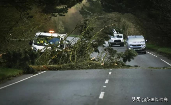 O2頂兒被掀&sol;核電站煙囪塌了！30年英國最強暴風雨Eunice來了