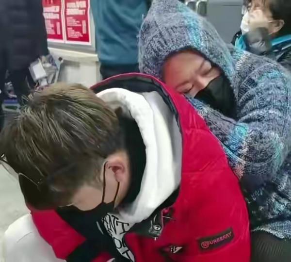 演員李箐箐患癌後現身醫院複查 身形消瘦狀態不是很好老公貼心照顧 演員李箐箐患癌後現身醫院複查 身形消瘦狀態不是很好老公貼心照顧