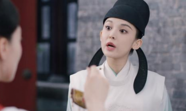 一做表情就幻滅的美女明星：迪麗熱巴顯油膩，baby活在靜態圖裡