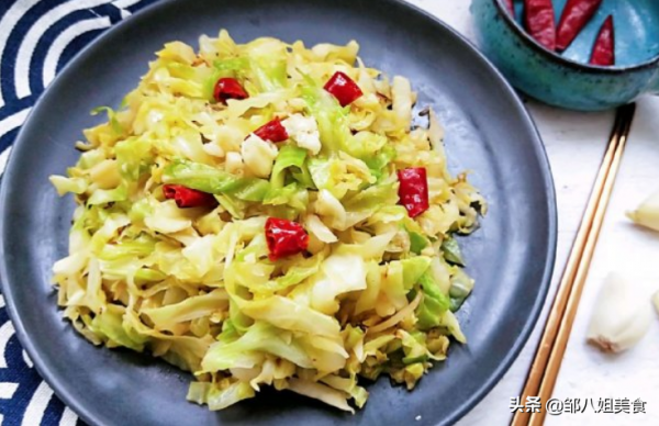 炒包菜切了就炒不好吃，記住炒前加2步，包菜好吃又健康，下飯香