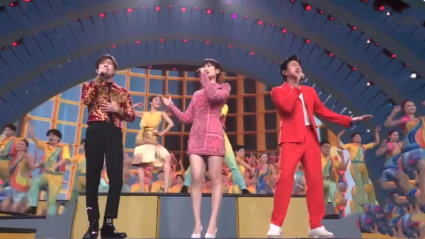 春晚女星戰袍大PK：李宇春時尚，趙麗穎最美，張小斐的大衣上熱搜