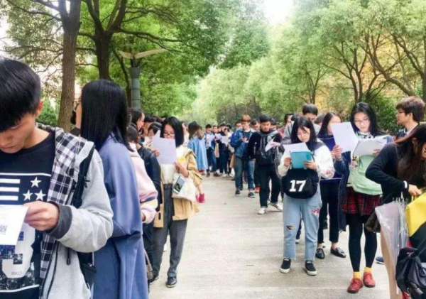 28年前，以692分考入人大，畢業後嫁入農村的伍繼紅，淪為貧困戶