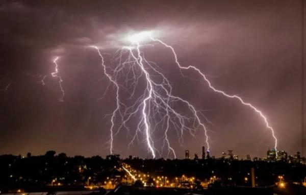 閃電是如何形成的？應如何防範？