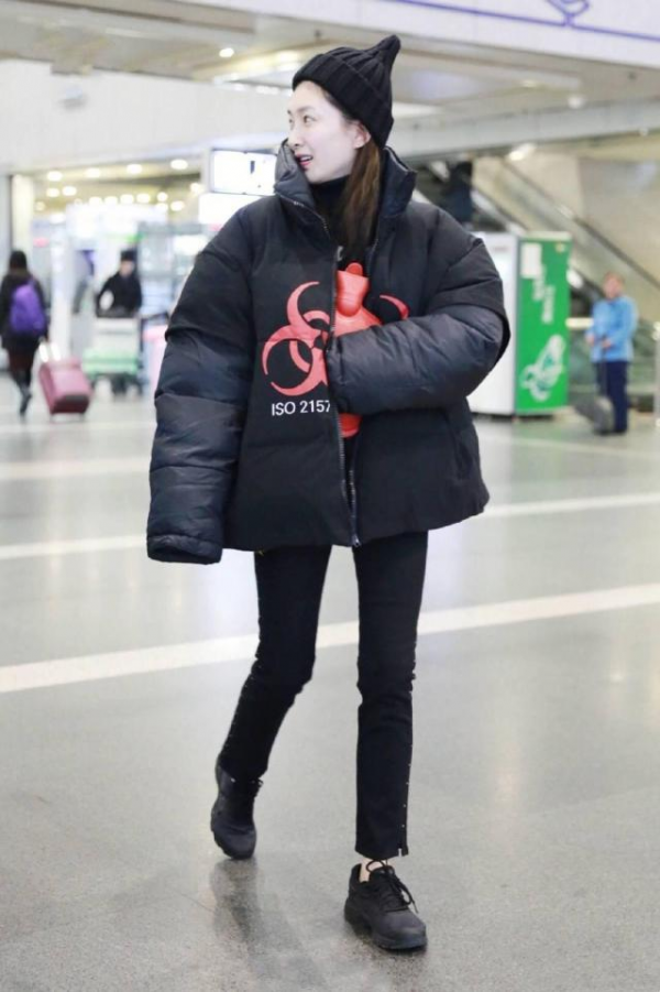 毛曉彤也太會穿了，穿白色麵包服配牛仔褲，清新可愛又洋氣