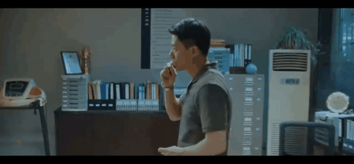 抽空氣還能吐煙?《八角亭迷霧》把演員手裡的煙P掉了… 抽空氣還能吐煙?《八角亭迷霧》把演員手裡的煙P掉了…