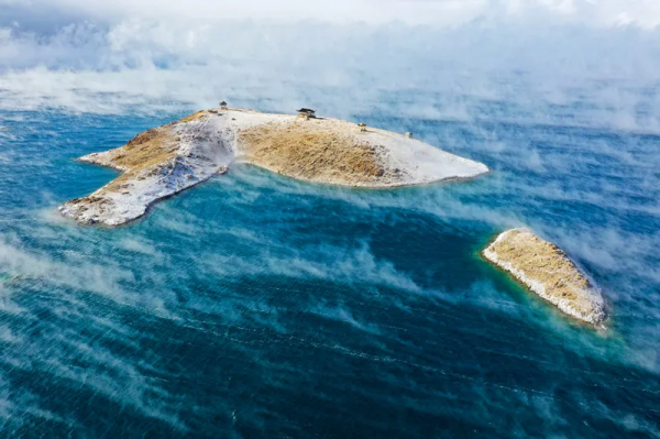 奇觀！賽里木湖驚現水霧大潮景象