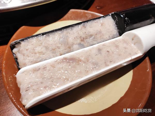 大鏟子炒五花肉可不是要鐵鍋燉，而是在炒底料，涮火鍋啦