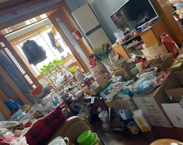 80歲老人囤舊物導致家裡變“垃圾堆”,看了這個家的佈置後淚目了 80歲老人囤舊物導致家裡變“垃圾堆”,看了這個家的佈置後淚目了