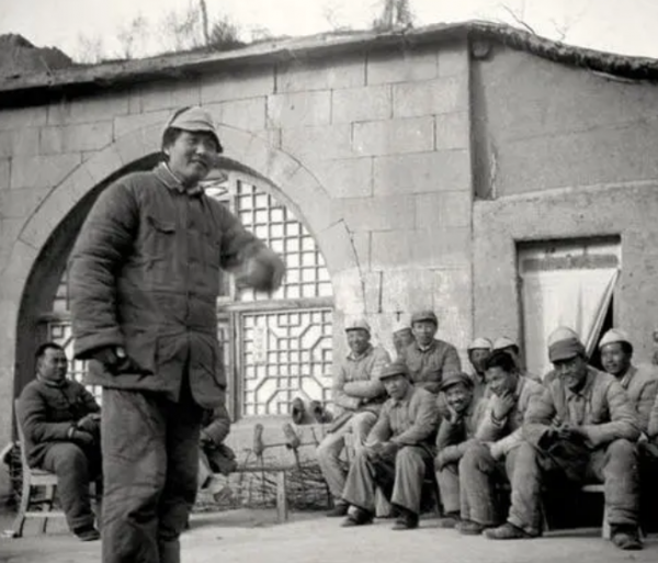 46年毛主席撤離延安時，在牆上給胡宗南留下24字，胡看後大笑不止