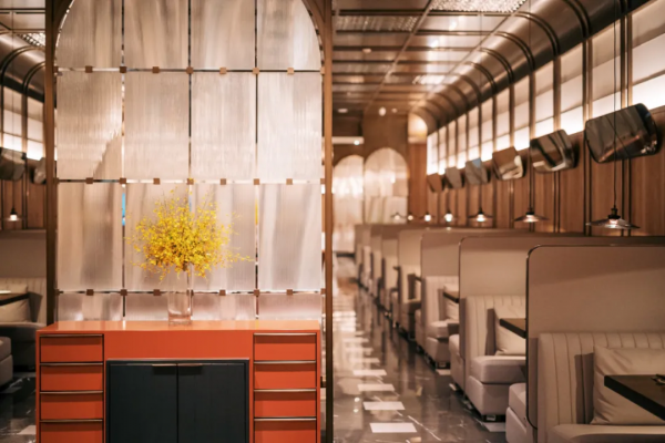 住進愛馬仕橙的房間，躺在高空看海景