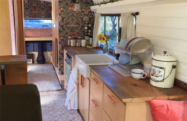 一家四口低價買2001年廢舊大巴，將22㎡空間變成蝸居，生活太幸福