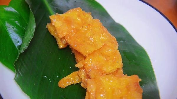 雞蛋別炒著吃，教你一個新吃法，往鍋裡一倒，個個鼓大泡，真美味