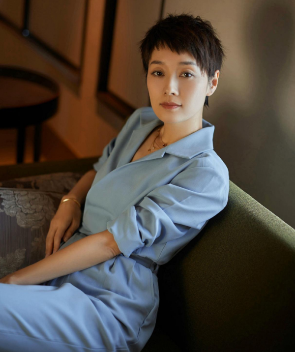 馬伊琍的穿搭真時尚，身穿灰藍色套裝簡約高階，配短髮魅力十足